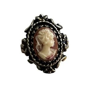Elegant Cameo Brooch in Silver and Cream